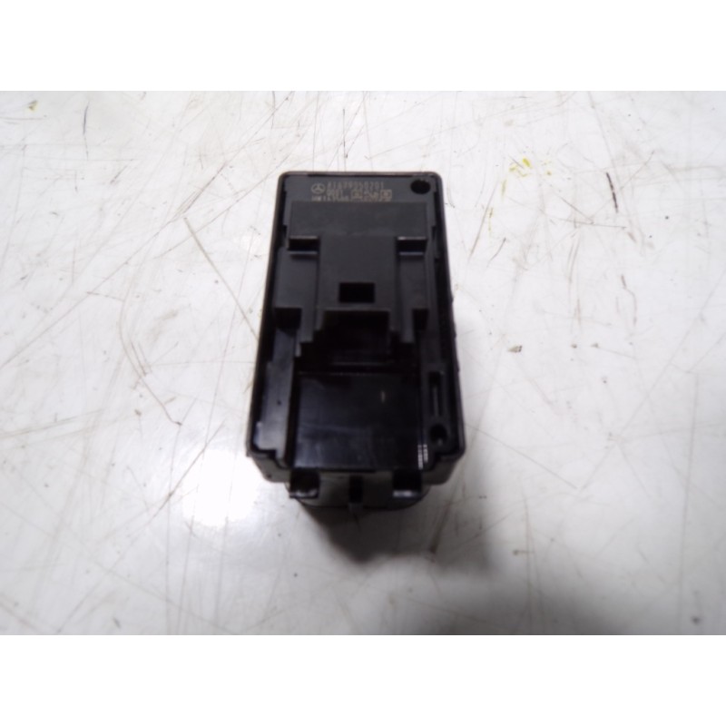 Recambio de mando elevalunas trasero derecho para mercedes-benz cla-klasse (bm 118) cla 180 (118.384) referencia OEM IAM A167905