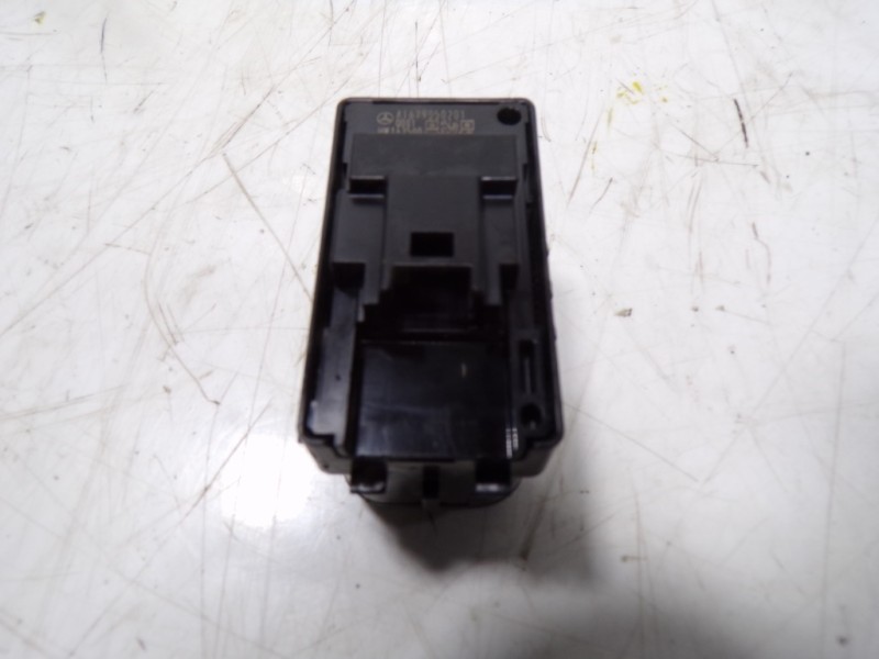Recambio de mando elevalunas trasero derecho para mercedes-benz cla-klasse (bm 118) cla 180 (118.384) referencia OEM IAM A167905