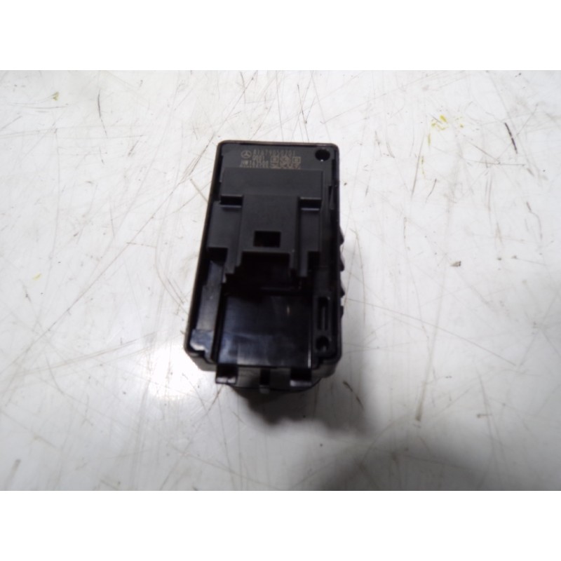 Recambio de mando elevalunas trasero izquierdo para mercedes-benz cla-klasse (bm 118) cla 180 (118.384) referencia OEM IAM A1679