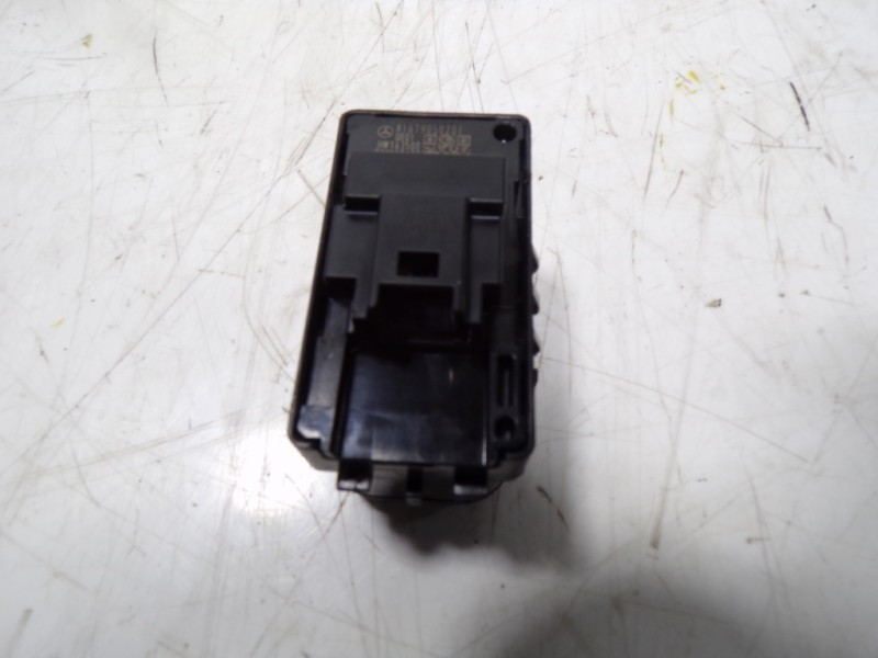 Recambio de mando elevalunas trasero izquierdo para mercedes-benz cla-klasse (bm 118) cla 180 (118.384) referencia OEM IAM A1679
