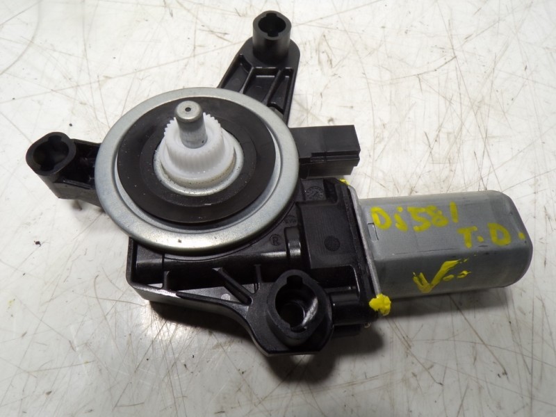 Recambio de motor elevalunas trasero derecho para mercedes-benz cla-klasse (bm 118) cla 180 (118.384) referencia OEM IAM A000906