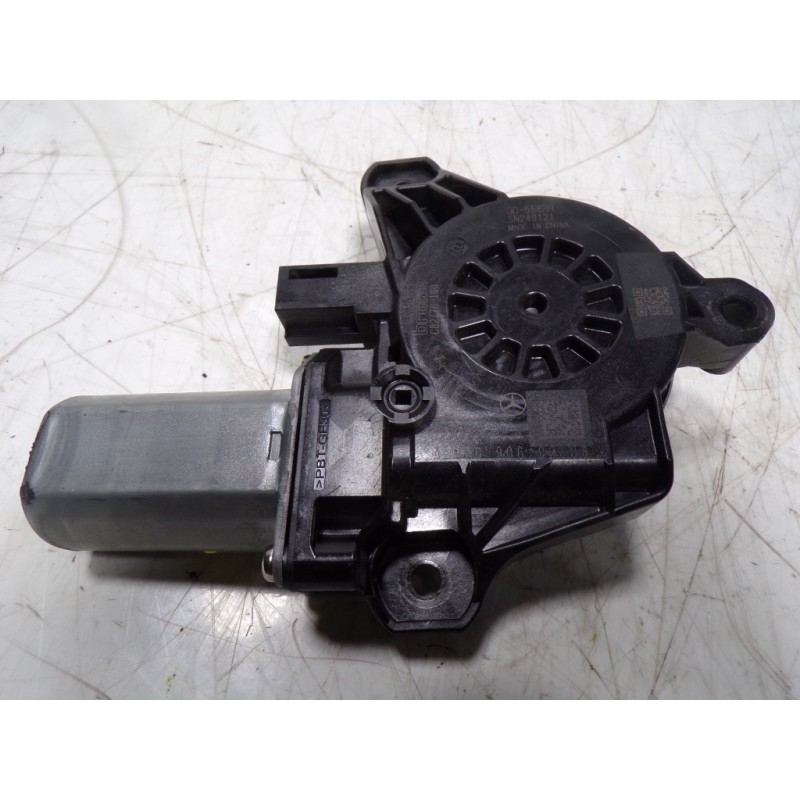 Recambio de motor elevalunas trasero derecho para mercedes-benz cla-klasse (bm 118) cla 180 (118.384) referencia OEM IAM A000906