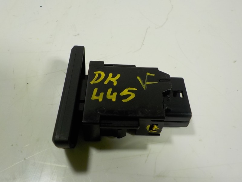 Recambio de warning para toyota yaris 1.5 vvti hev referencia OEM IAM 843320D220 7851C24 