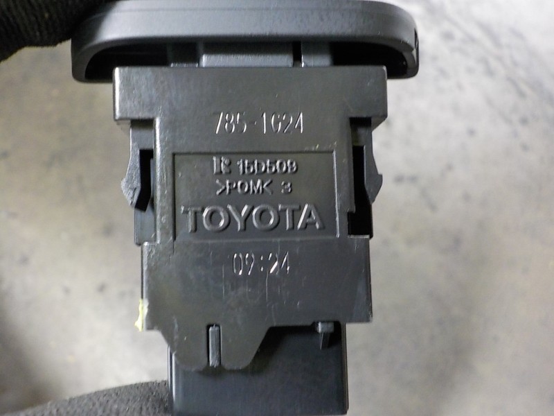 Recambio de warning para toyota yaris 1.5 vvti hev referencia OEM IAM 843320D220 7851C24 