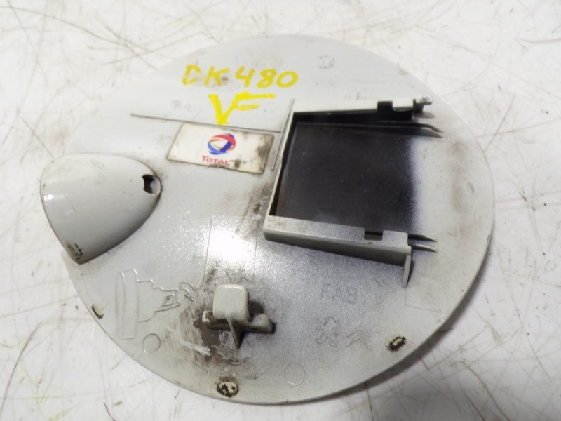 Recambio de tapa combustible para peugeot 208 1.6 blue-hdi fap referencia OEM IAM 9673905980 9673905980 96547501