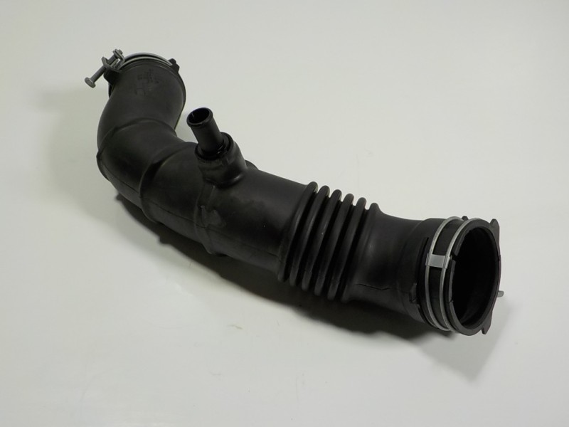 Recambio de tubo intercooler para toyota yaris 1.5 vvti hev referencia OEM IAM 17881K0050  