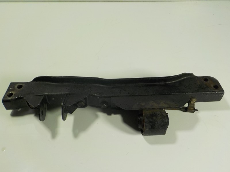 Recambio de travesaño inferior para nissan terrano/terrano.ii (r20) 2.7 turbodiesel referencia OEM IAM   