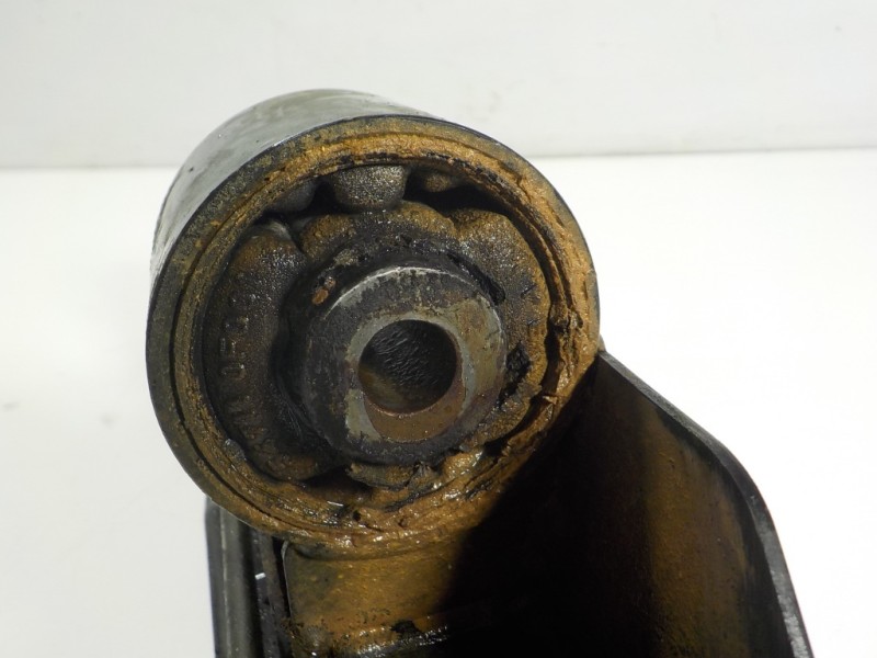 Recambio de travesaño inferior para nissan terrano/terrano.ii (r20) 2.7 turbodiesel referencia OEM IAM   