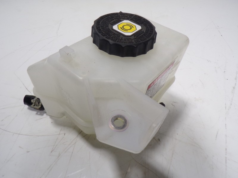 Recambio de deposito servo para toyota rav4 hybrid 4x2 advance referencia OEM IAM 4722042140  