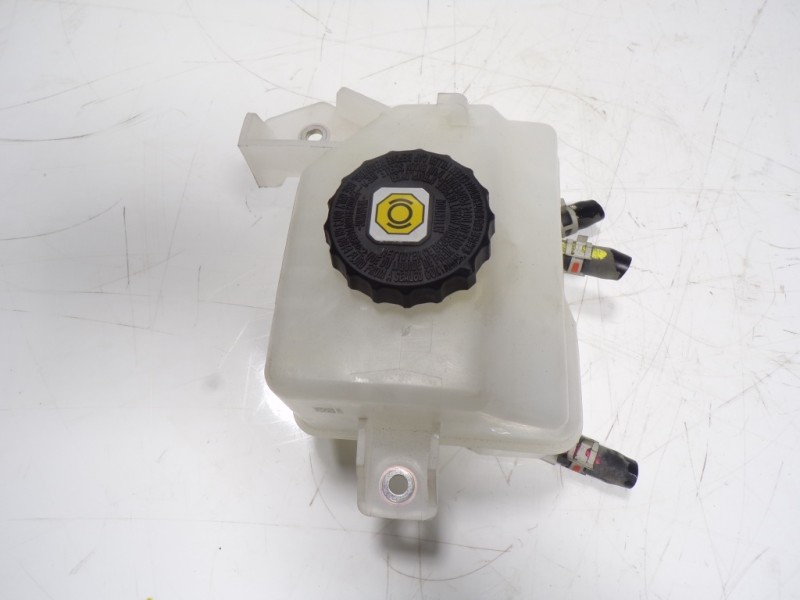Recambio de deposito servo para toyota rav4 hybrid 4x2 advance referencia OEM IAM 4722042140  