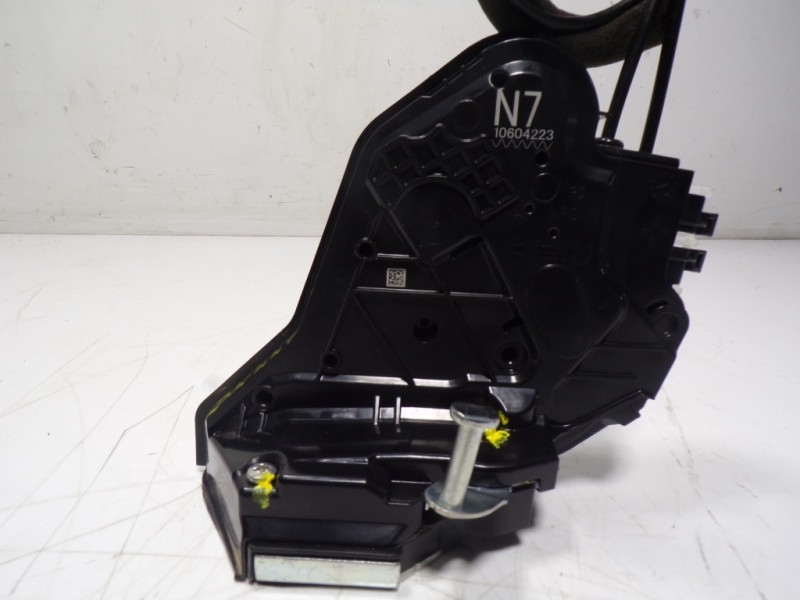 Recambio de cerradura puerta trasera derecha para toyota rav4 hybrid 4x2 advance referencia OEM IAM 6905048060 10604223 