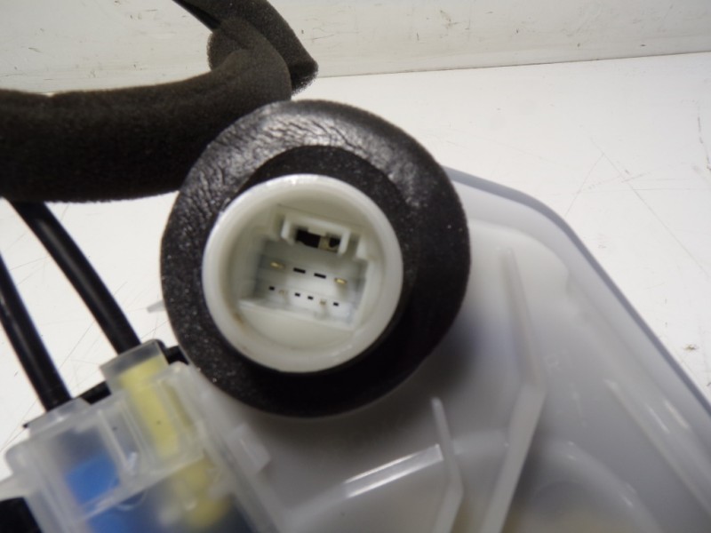 Recambio de cerradura puerta trasera derecha para toyota rav4 hybrid 4x2 advance referencia OEM IAM 6905048060 10604223 