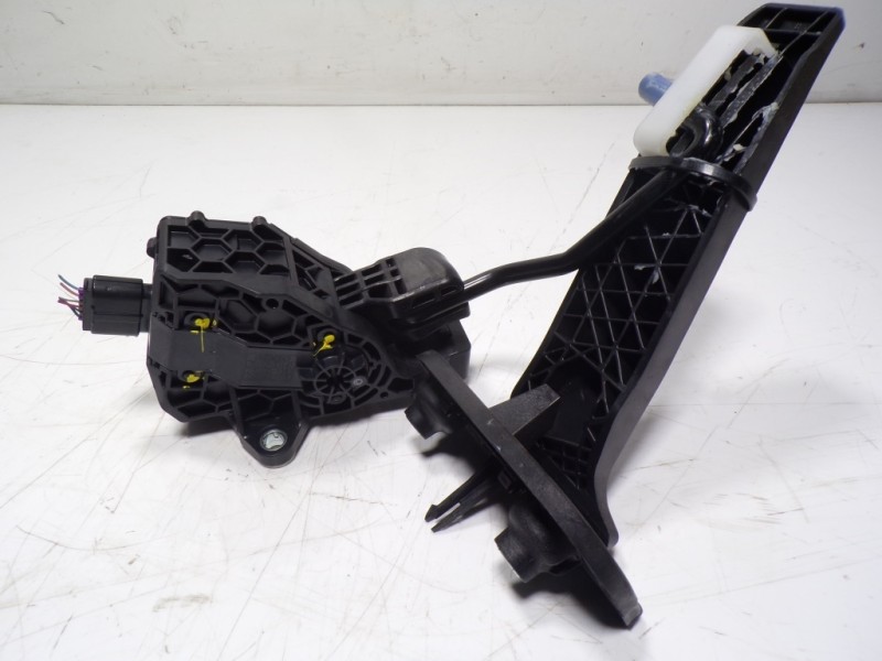 Recambio de potenciometro pedal para toyota rav4 hybrid 4x2 advance referencia OEM IAM 7811033141 7811033141 06E04A0203