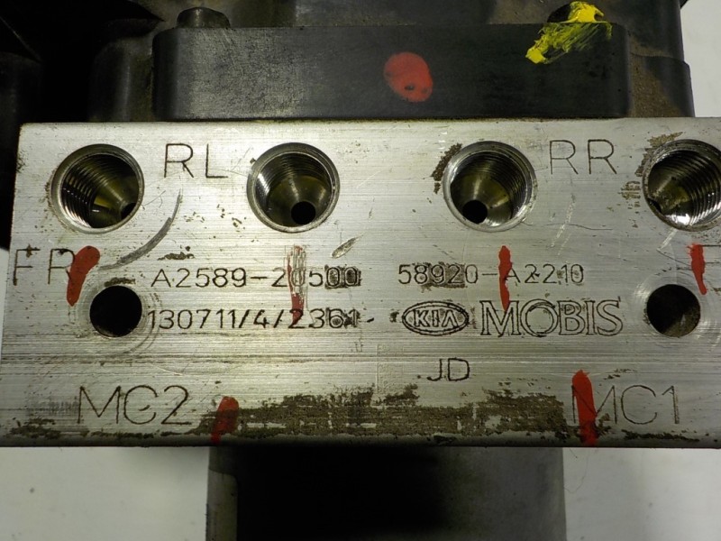 Recambio de abs para kia cee´d 1.4 crdi cat referencia OEM IAM 58900A2210 58900A2210 6158945200