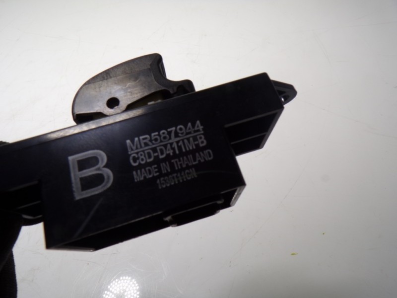 Recambio de mando elevalunas delantero derecho para citroën c-zero referencia OEM IAM 6590NX MR587944 