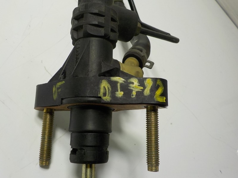 Recambio de bomba embrague para toyota corolla (e12) 2.0 turbodiesel cat referencia OEM IAM   
