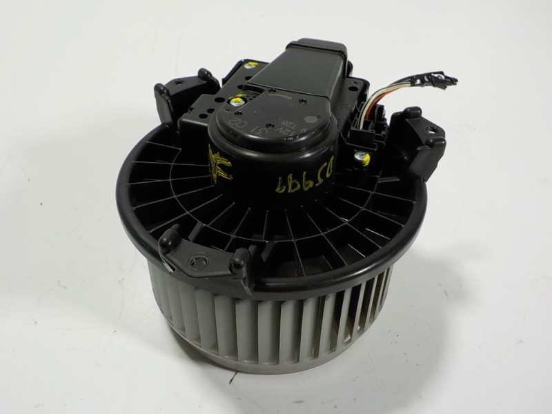 Recambio de motor calefaccion para toyota yaris hybrid active referencia OEM IAM 871030D220  
