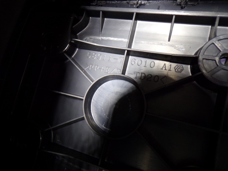 Recambio de apoyabrazos central para lexus ct 1.8 16v cat (híbrido) referencia OEM IAM 5890576010C1 5891176010 