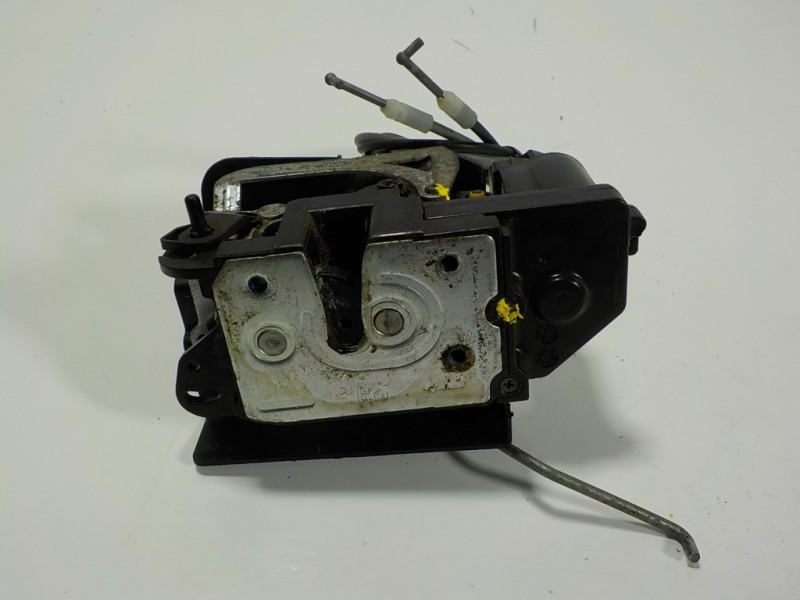 Recambio de cerradura puerta trasera derecha para ssangyong rodius 2.7 turbodiesel cat referencia OEM IAM 7132021004  