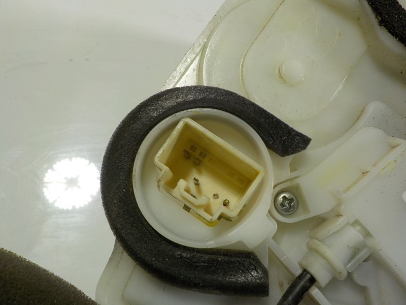 Recambio de cerradura puerta trasera derecha para mazda 2 lim. () 1.5 16v cat referencia OEM IAM  8K13B0058 