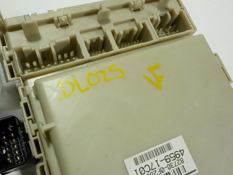 Recambio de caja reles / fusibles para toyota verso 1.6 16v cat referencia OEM IAM 827300FA90 827300F280 