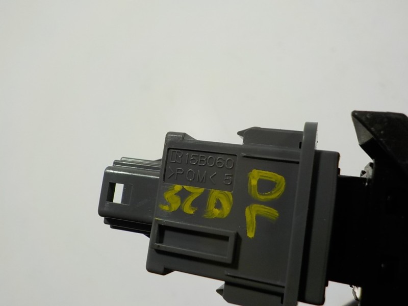 Recambio de warning para toyota verso 1.6 16v cat referencia OEM IAM 843320F061 15B060 