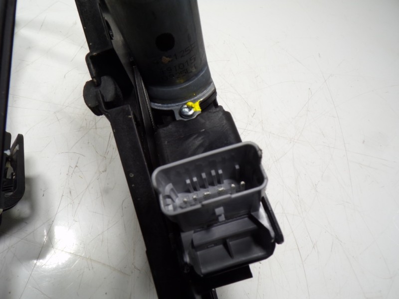 Recambio de elevalunas delantero derecho para opel corsa f 1.2 referencia OEM IAM  982904338000 