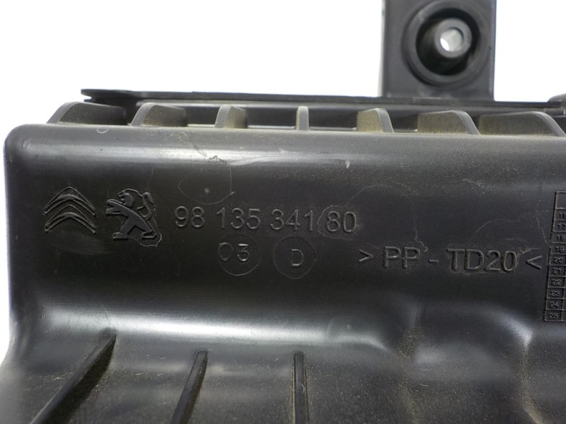 Recambio de filtro aire para opel corsa f 1.2 referencia OEM IAM  9813534180 