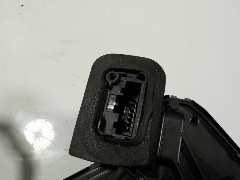 Recambio de cerradura puerta trasera derecha para seat arona 1.0 tsi referencia OEM IAM 5TA839016E A6E5TA839016E 