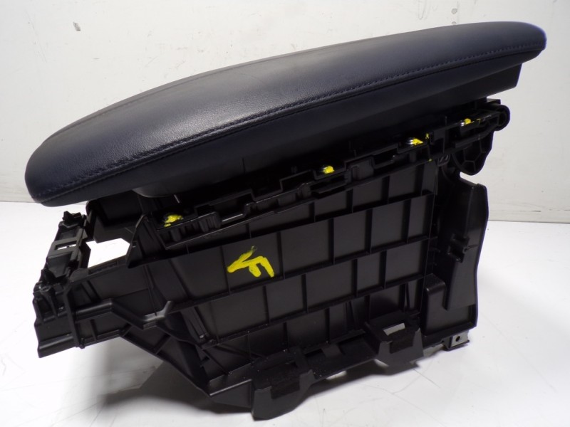 Recambio de apoyabrazos central para mazda cx-30 1.8 diesel referencia OEM IAM  DFR564441 