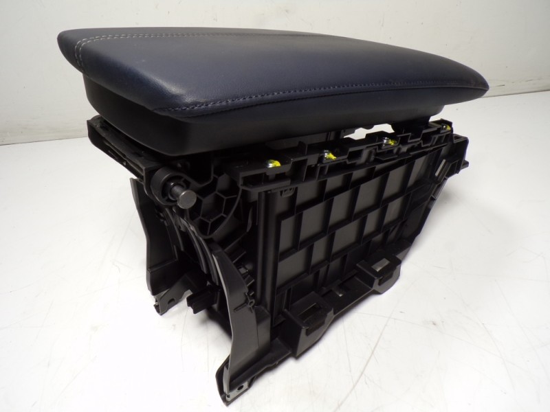 Recambio de apoyabrazos central para mazda cx-30 1.8 diesel referencia OEM IAM  DFR564441 