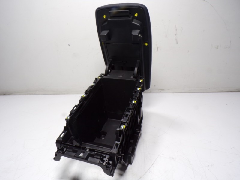 Recambio de apoyabrazos central para mazda cx-30 1.8 diesel referencia OEM IAM  DFR564441 