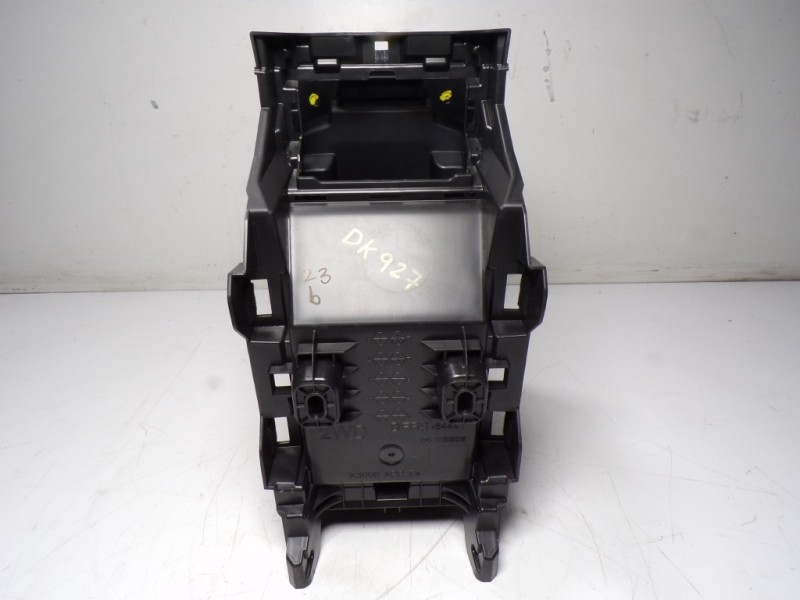 Recambio de apoyabrazos central para mazda cx-30 1.8 diesel referencia OEM IAM  DFR564441 