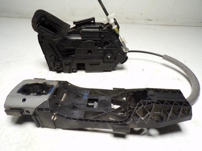 Recambio de cerradura puerta trasera izquierda para skoda yeti 1.2 tsi referencia OEM IAM 5K4839015F 5K4839015F 