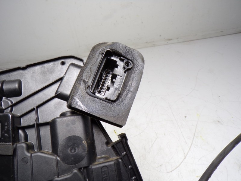 Recambio de cerradura puerta trasera izquierda para skoda yeti 1.2 tsi referencia OEM IAM 5K4839015F 5K4839015F 