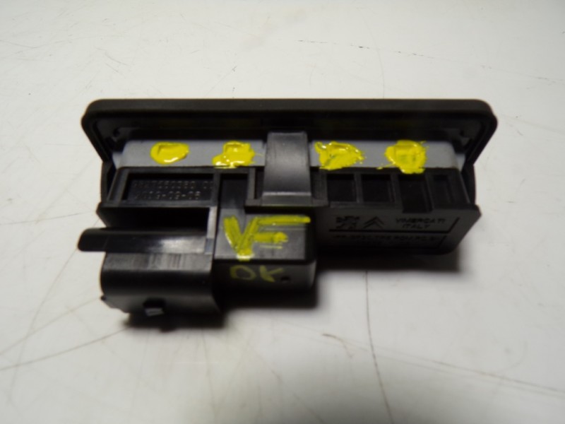 Recambio de maneta porton para opel grandland x 1.5 cdti dpf referencia OEM IAM 9827560380 95835T02 