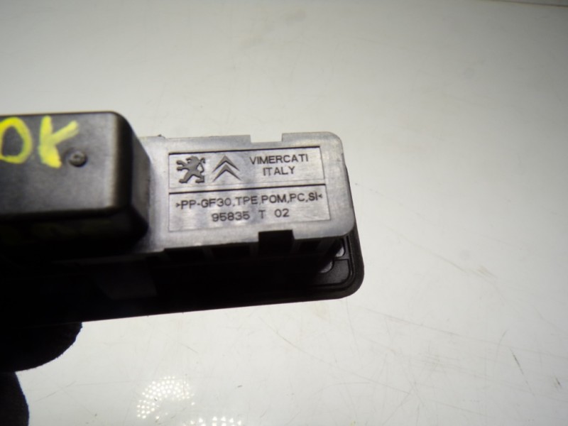 Recambio de maneta porton para opel grandland x 1.5 cdti dpf referencia OEM IAM 9827560380 95835T02 