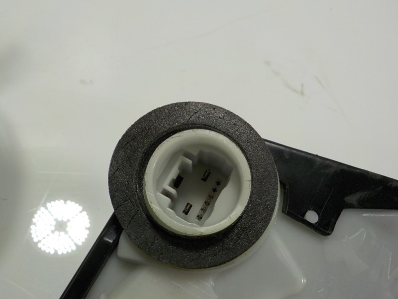 Recambio de cerradura puerta delantera derecha para toyota yaris 1.0 cat referencia OEM IAM 690300D540 U3111130F3 