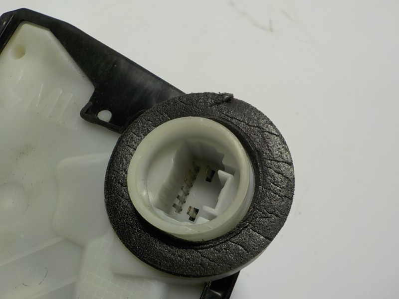 Recambio de cerradura puerta delantera izquierda para toyota yaris 1.0 cat referencia OEM IAM 690400D520 T4311140F3 