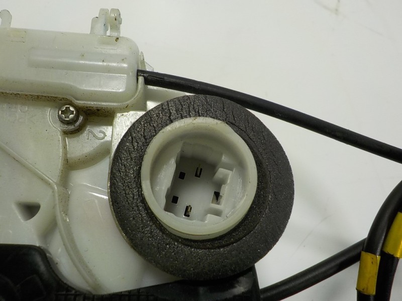 Recambio de cerradura puerta trasera derecha para toyota yaris 1.0 cat referencia OEM IAM 690500D310 U2014110F2 