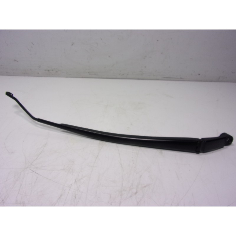 Recambio de brazo limpia delantero derecho para toyota yaris 1.5 vvti hev referencia OEM IAM   