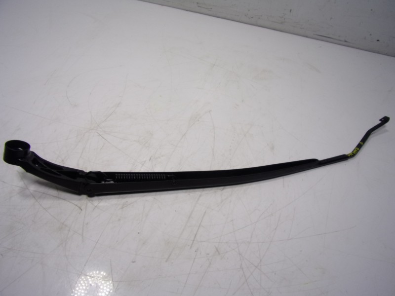 Recambio de brazo limpia delantero derecho para toyota yaris 1.5 vvti hev referencia OEM IAM   