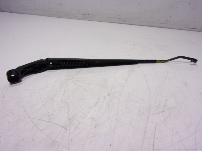 Recambio de brazo limpia delantero izquierdo para toyota yaris 1.5 vvti hev referencia OEM IAM   