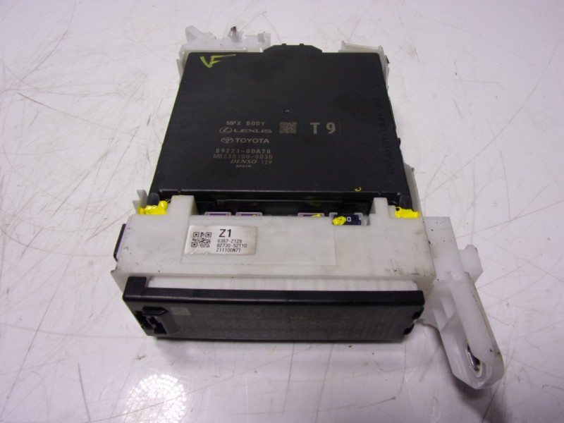 Recambio de caja reles / fusibles para toyota yaris 1.5 vvti hev referencia OEM IAM  892210DA70 