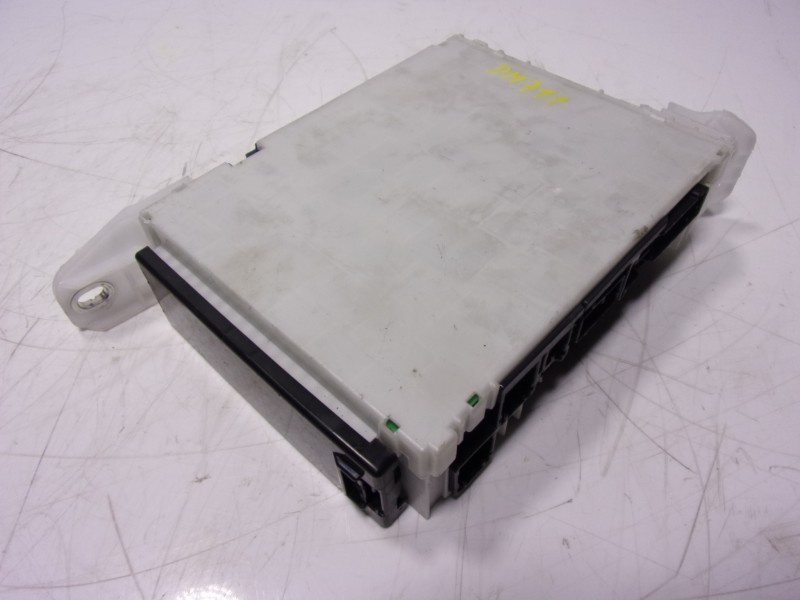 Recambio de caja reles / fusibles para toyota yaris 1.5 vvti hev referencia OEM IAM  892210DA70 