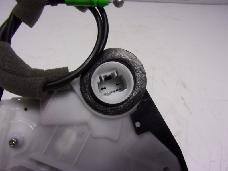 Recambio de cerradura puerta delantera derecha para toyota yaris 1.5 vvti hev referencia OEM IAM  M7311530 