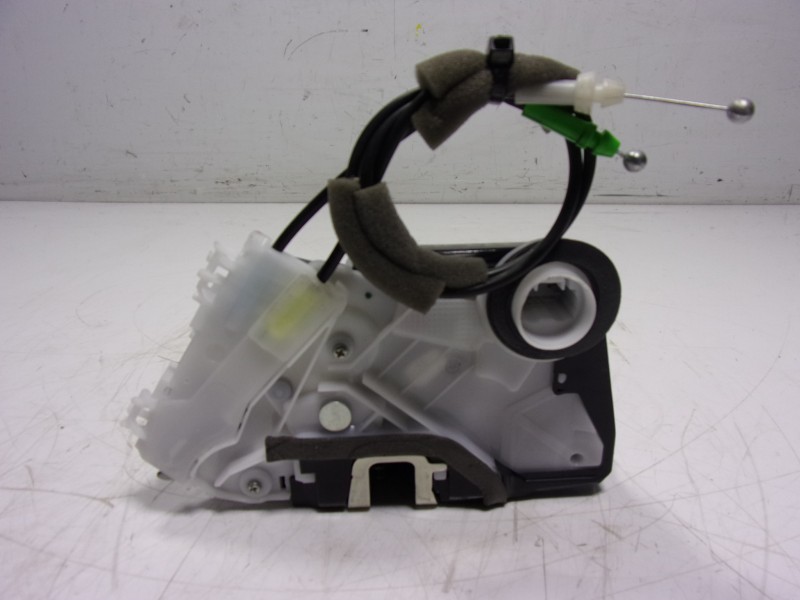 Recambio de cerradura puerta delantera derecha para toyota yaris 1.5 vvti hev referencia OEM IAM  M7311530 