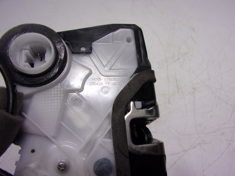 Recambio de cerradura puerta delantera derecha para toyota yaris 1.5 vvti hev referencia OEM IAM  M7311530 