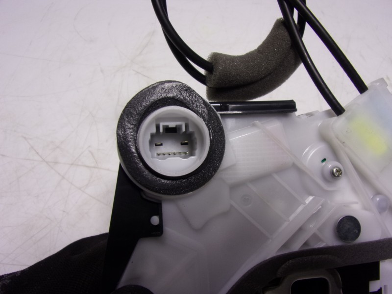 Recambio de cerradura puerta delantera izquierda para toyota yaris 1.5 vvti hev referencia OEM IAM  M7311460M6 