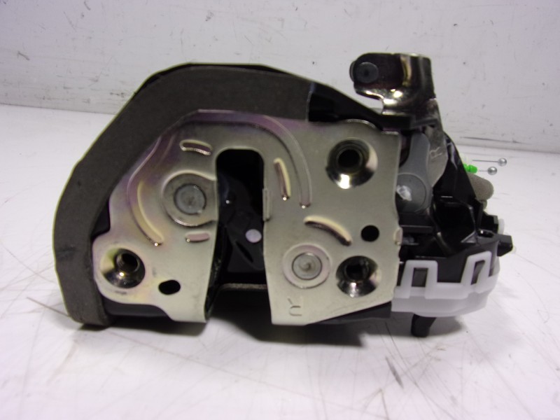 Recambio de cerradura puerta trasera derecha para toyota yaris 1.5 vvti hev referencia OEM IAM  M7314450M6 